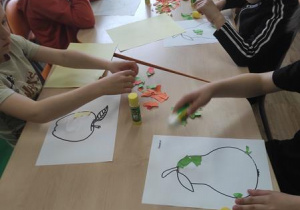 Dzieci wykonują warzywa lub owoce techniką wydzieranki.